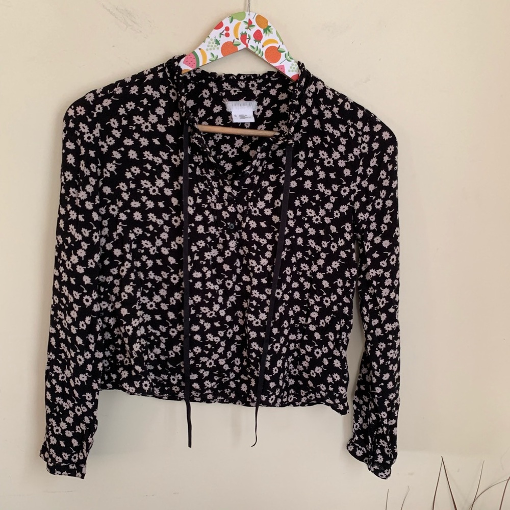 Urban Outfitters Black Floral print long sleeve cropped blouse size Small